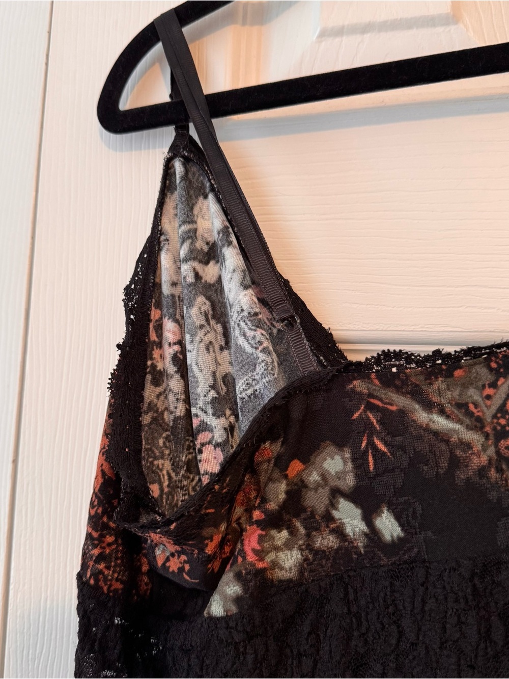 Ecote Black Floral Lace-Trim Peplum Camisole - Picture 5 of 5